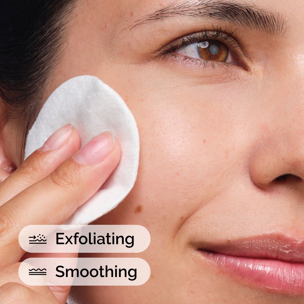 glycolic-acid-7-exfoliating-toner-q7 ord-glycolic-acid-exfoliating-toner-model-application-with-benefits.jpg